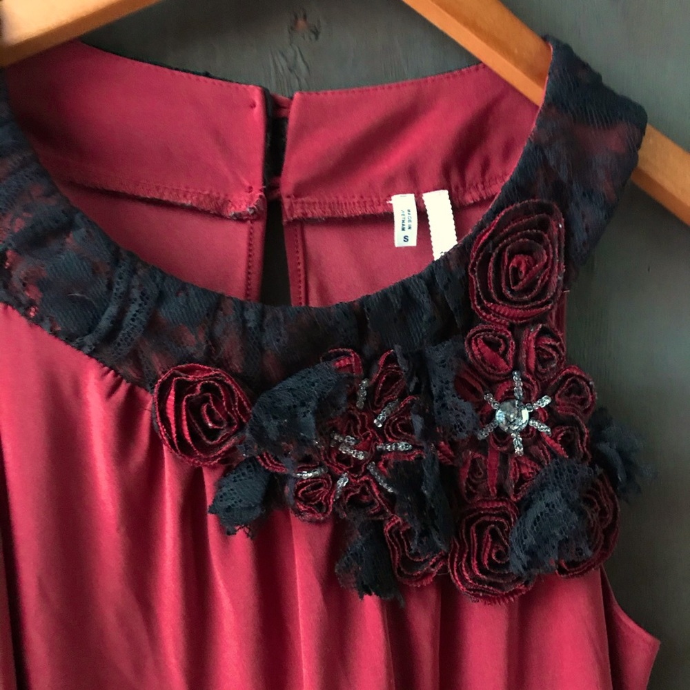 Studio y evening too, size s. Deep red